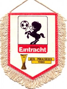 UEFA-Cup Sieger-Wimpel mit Schöppchen (Quele: www.eintracht-archiv.de) UEFA-Cup Sieger-Wimpel mit Schöppchen (Quele: www.eintracht-archiv.de)